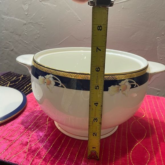 Christine Holm Royal Orchid Tureen - Picture 3 of 9